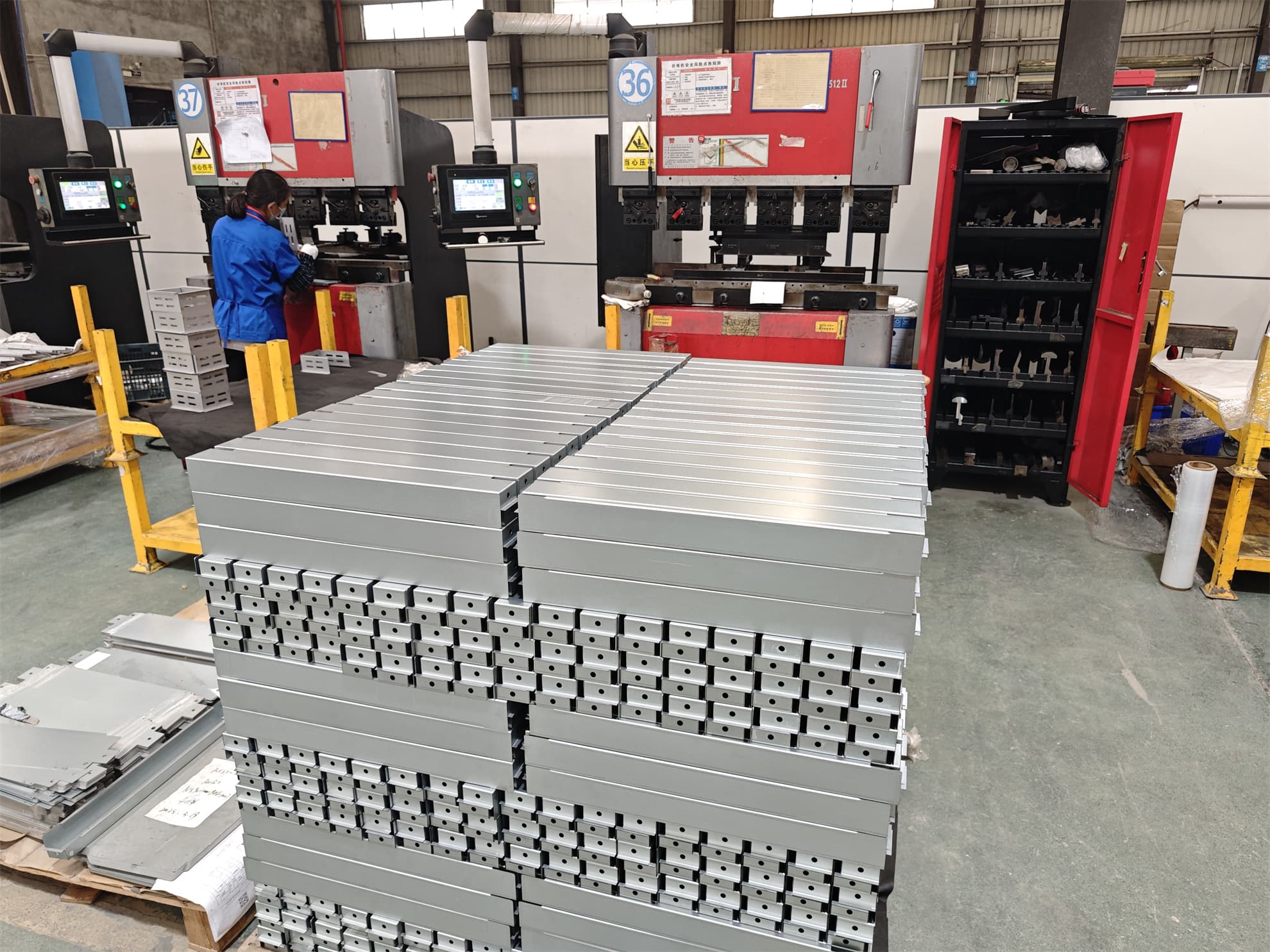 Blechbearbeitung von Aluminium mit moderner Ausrüstung