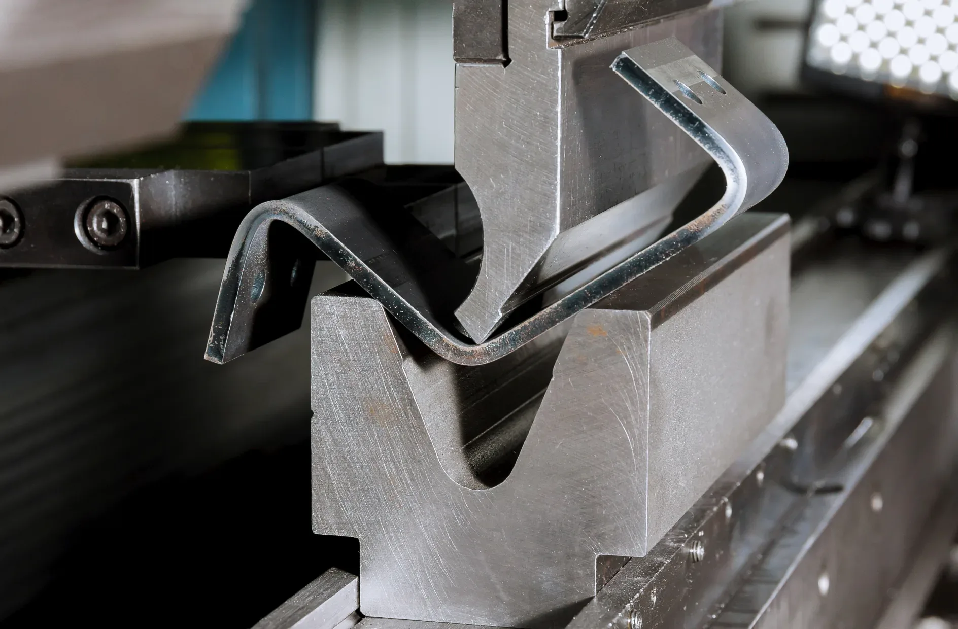 Drohnen Konstruktion leicht gemacht: Mit CNC Blech biegen zum Erfolg