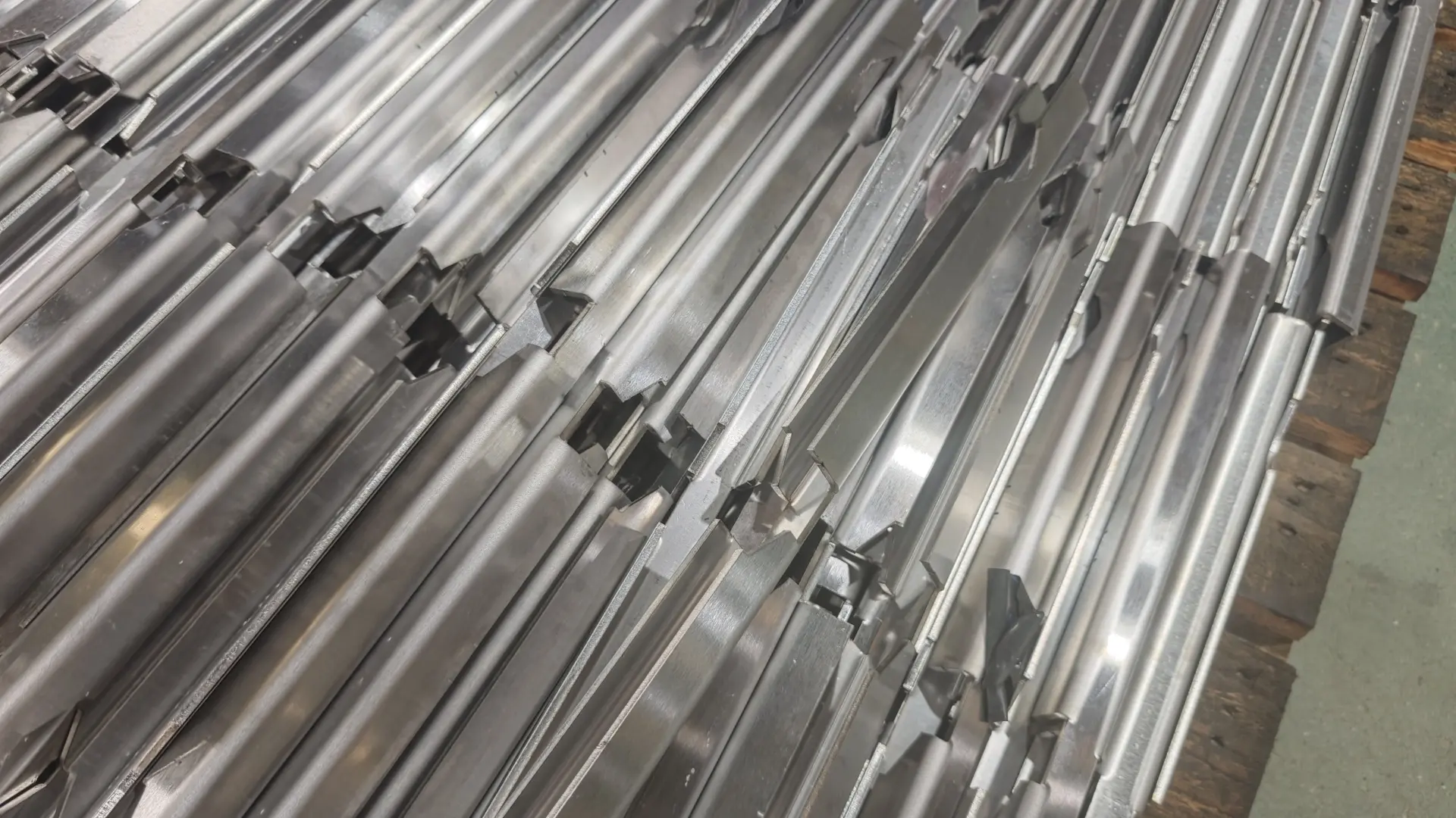 Metallkomponenten Trends 2025: Neue Technologien für bessere Monitore