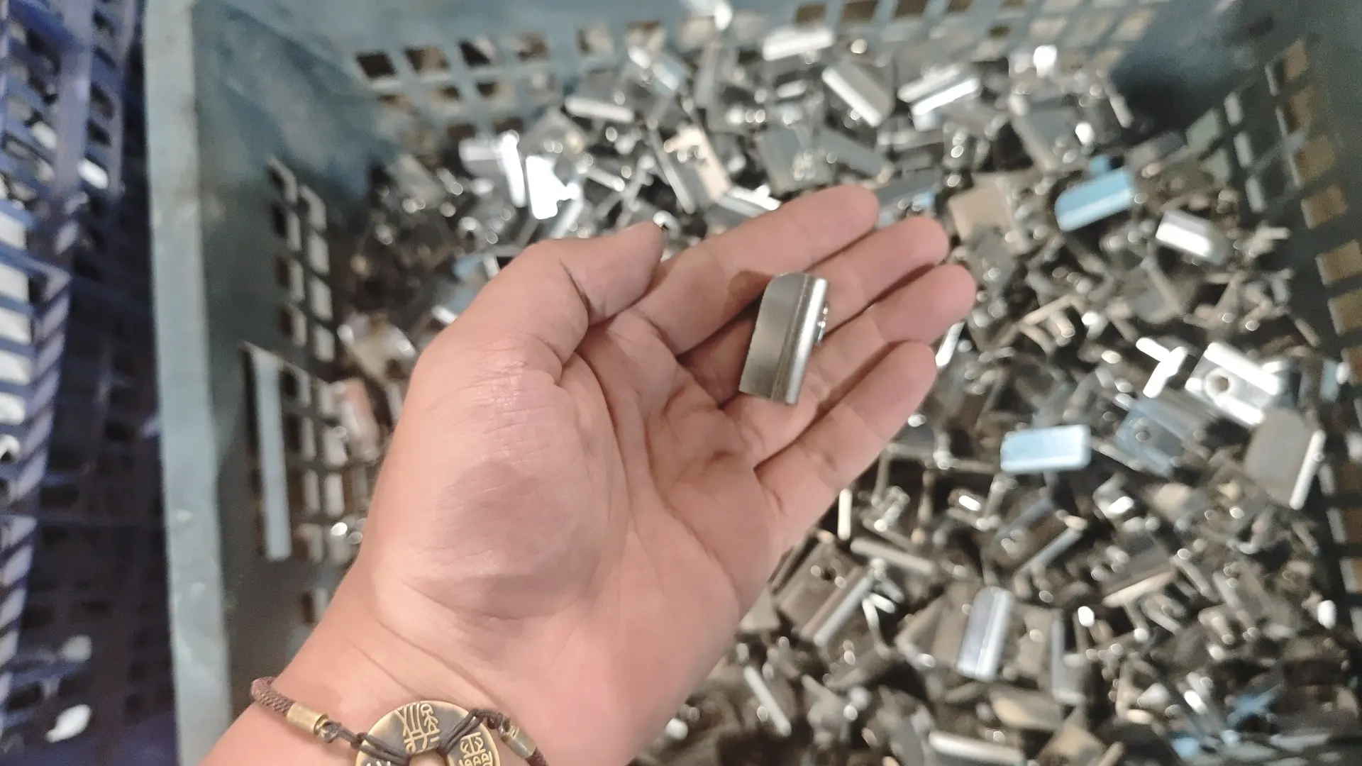 Medizinschrank aus Edelstahlblech reinigen: So geht's richtig und schnell!